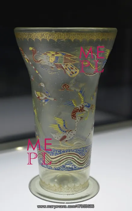 : Beaker decorated with flying birds : Beaker decorated with flying birds