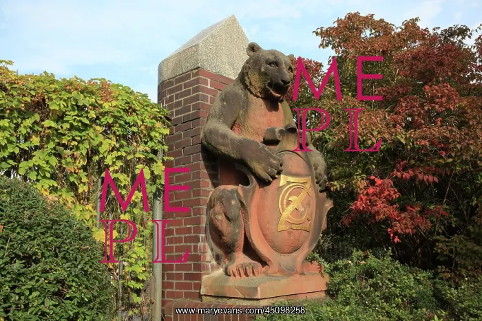 : Bear statue, Berlin Zoo, Tiergarten, Berlin, Germany : Bear statue, Berlin Zoo, Tiergarten, Berlin, Germany