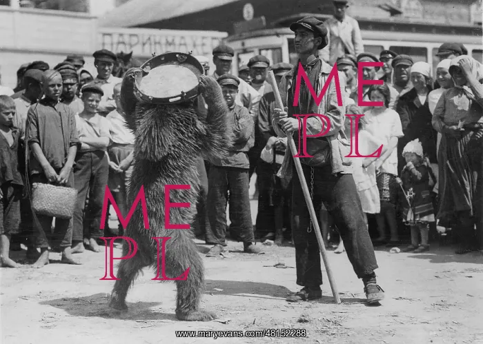 : Bear trainer in Pokrovsk, 1928 : Bear trainer in Pokrovsk, 1928