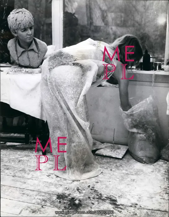 : Beatles sculptor Liz Moore, at work in Ashtead, Surrey : Beatles sculptor Liz Moore, at work in Ashtead, Surrey