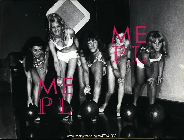 : Beauty queen contestants bowling, Zurich, Switzerland : Beauty queen contestants bowling, Zurich, Switzerland