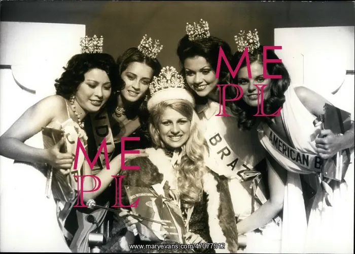 : Five Beauty Queens in a competition : Five Beauty Queens in a competition