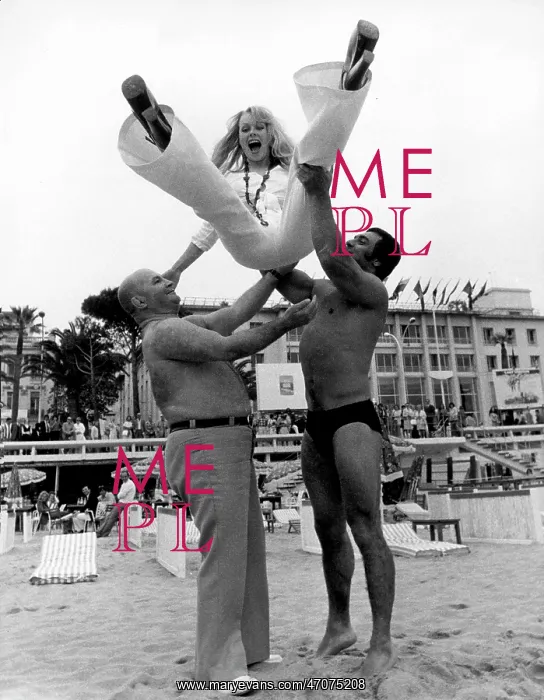 : The beauty and the wrestlers : The beauty and the wrestlers