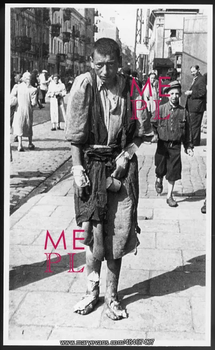 : BEGGAR IN WARSAW GHETTO : BEGGAR IN WARSAW GHETTO