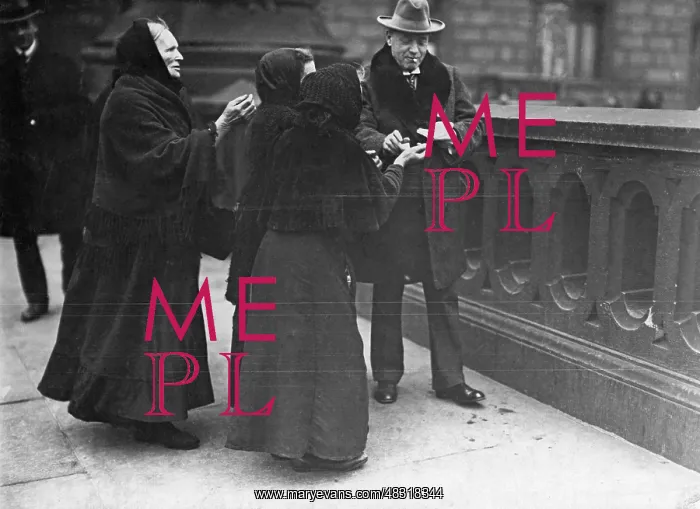 : Begging old women in Berlin, 1924 : Begging old women in Berlin, 1924