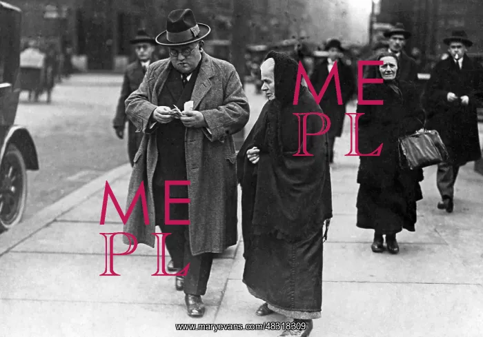 : Begging woman in Berlin, 1924 : Begging woman in Berlin, 1924