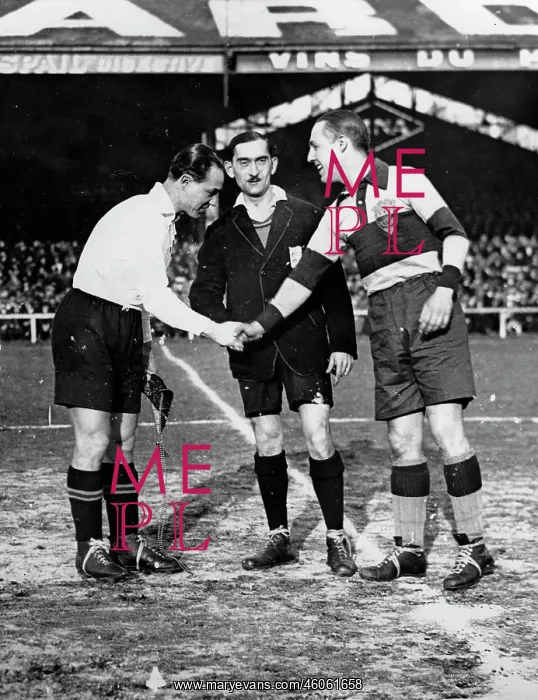 : Beginning of a soccer match : Beginning of a soccer match