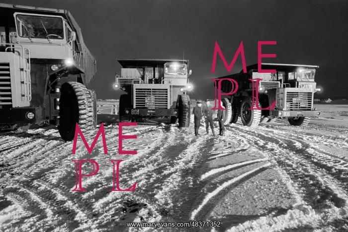  : BelAZ-549 expanded-capacity dump trucks