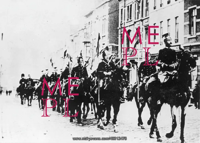 : Belgian cavalry in a Brussels street, WW1 : Belgian cavalry in a Brussels street, WW1