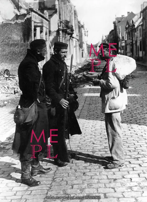 : Belgian soldiers in conversation with a citizen : Belgian soldiers in conversation with a citizen