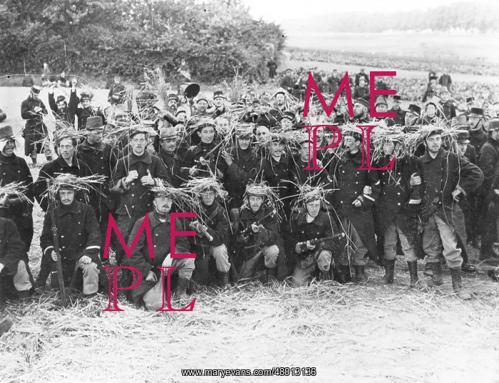 : Belgian troops camouflaged with straw, Belgium, WW1 : Belgian troops camouflaged with straw, Belgium, WW1