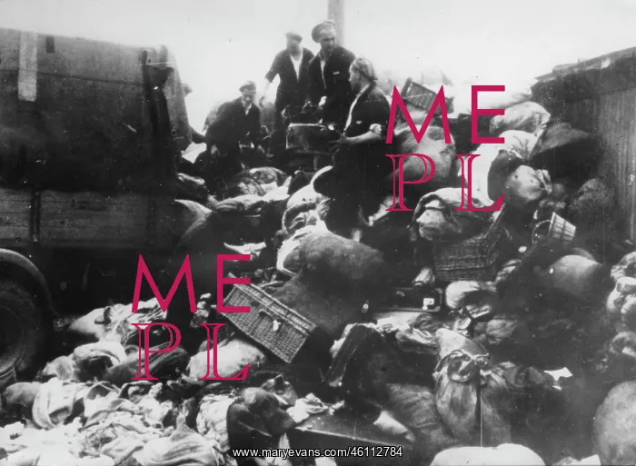 : Belongings of deported Jews is searched : Belongings of deported Jews is searched