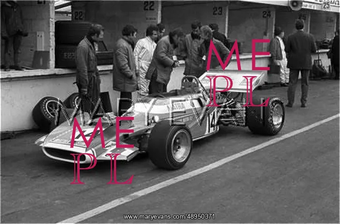 : Beltoise with his Matra, Brands Hatch, England : Beltoise with his Matra, Brands Hatch, England