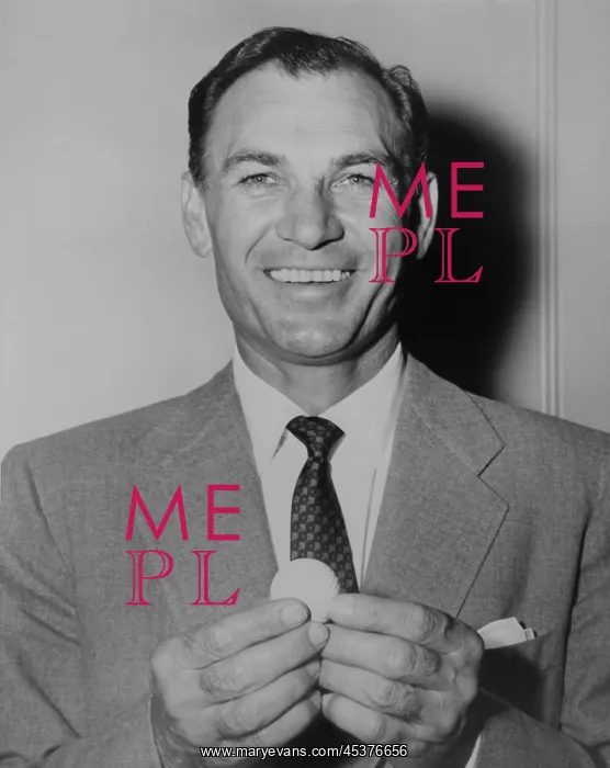 : Ben Hogan, smiling broadly while holding golf : Ben Hogan, smiling broadly while holding golf