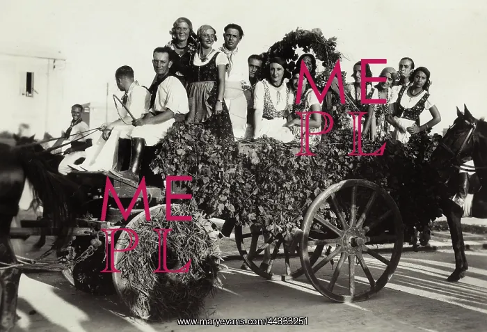 : Bengasi: group of Italians on : Bengasi: group of Italians on
