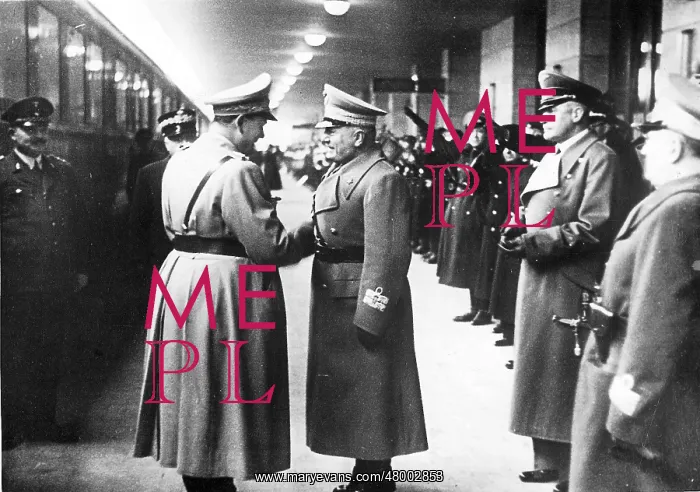 : Benito Mussolini greets Hermann Goering : Benito Mussolini greets Hermann Goering