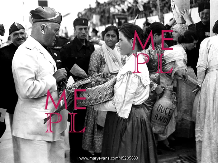 : BENITO MUSSOLINI, walks among townsfolk, ? : BENITO MUSSOLINI, walks among townsfolk, ?