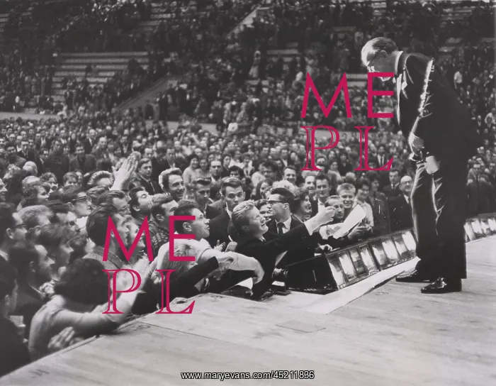 : Benny Goodman talks with Soviet fans from ? : Benny Goodman talks with Soviet fans from ?