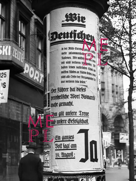 : Call on a Berlin advertising column for the referendum o : Call on a Berlin advertising column for the referendum o
