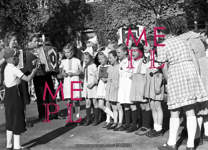 : Berlin - Children singing : Berlin - Children singing