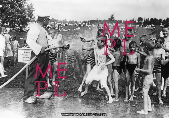 : Berlin children splashing around, 1914 : Berlin children splashing around, 1914