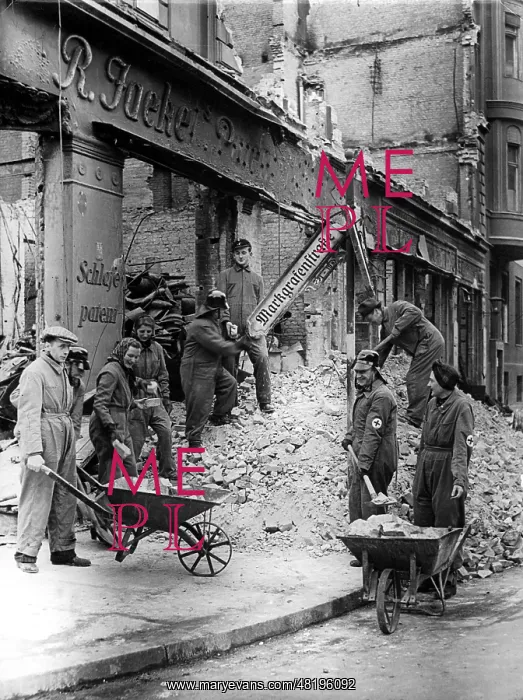 : Berlin Citizens Clearing Away Debris, 1944 : Berlin Citizens Clearing Away Debris, 1944