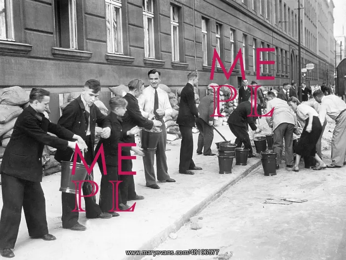 : Berlin citizens prepare themselves for bomb attacks, 1939 : Berlin citizens prepare themselves for bomb attacks, 1939
