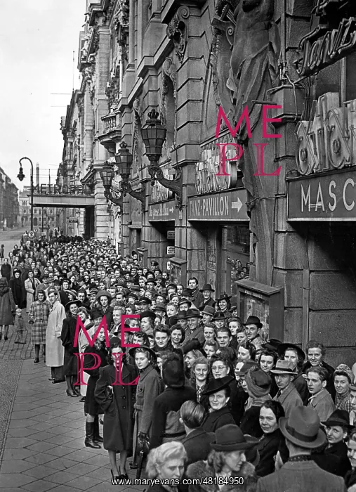 : Berlin hungry for theatre, 1942 : Berlin hungry for theatre, 1942