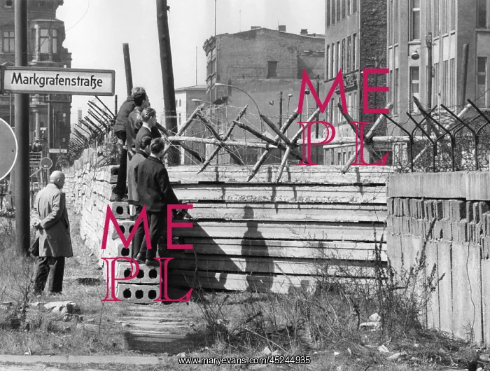 : Berlin - People at the wall : Berlin - People at the wall