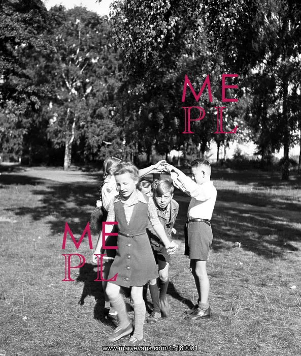 : Berlin - playing children : Berlin - playing children