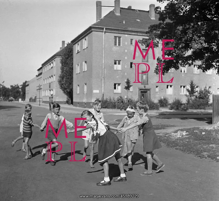: Berlin - playing children : Berlin - playing children