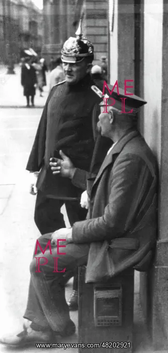 : Berlin policeman and porter, 1913 : Berlin policeman and porter, 1913