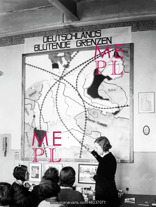: Berlin school children are looking at a map of Germany, 1932 : Berlin school children are looking at a map of Germany, 1932