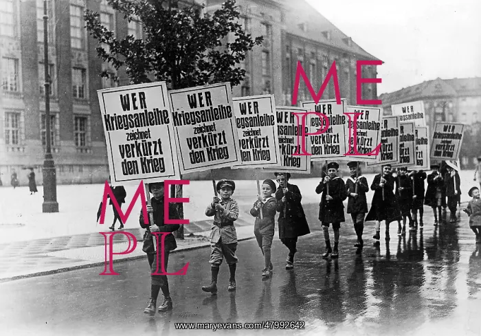 : Berlin school pupils with advertising placards, WW1 : Berlin school pupils with advertising placards, WW1