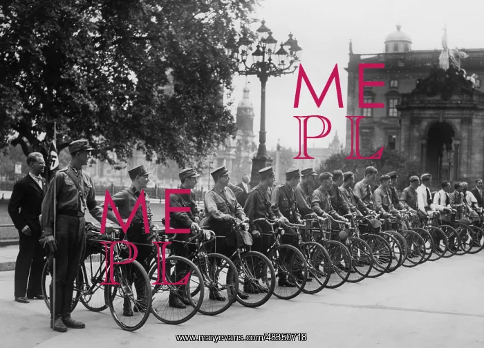 : Berlin students cycle to East Prussia, 1933 : Berlin students cycle to East Prussia, 1933