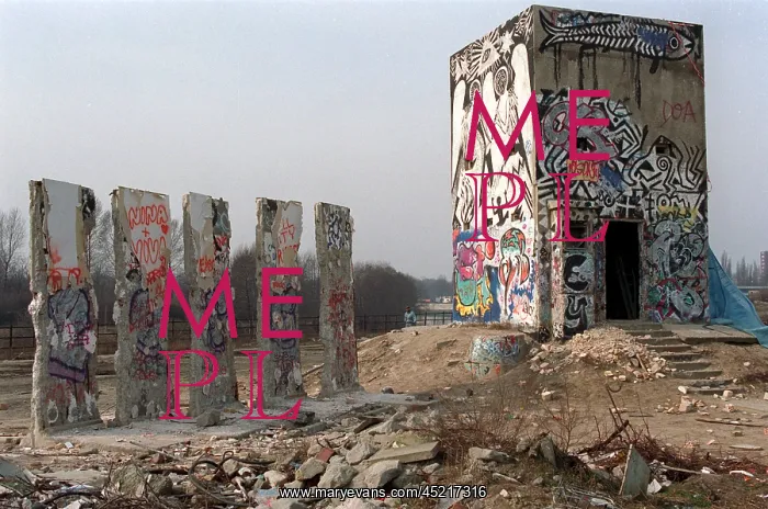 : Berlin, Wall (archive photograph and text 1992) : Berlin, Wall (archive photograph and text 1992)