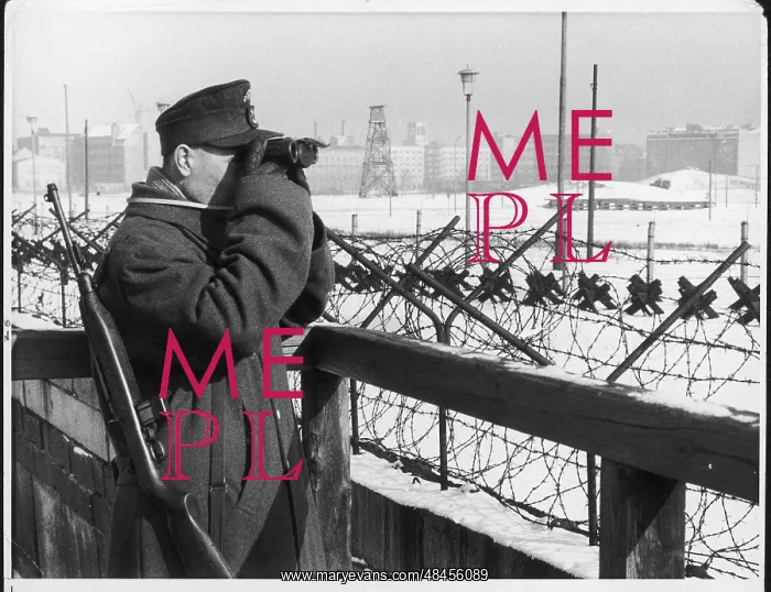 : BERLIN WALL LOOKOUT : BERLIN WALL LOOKOUT