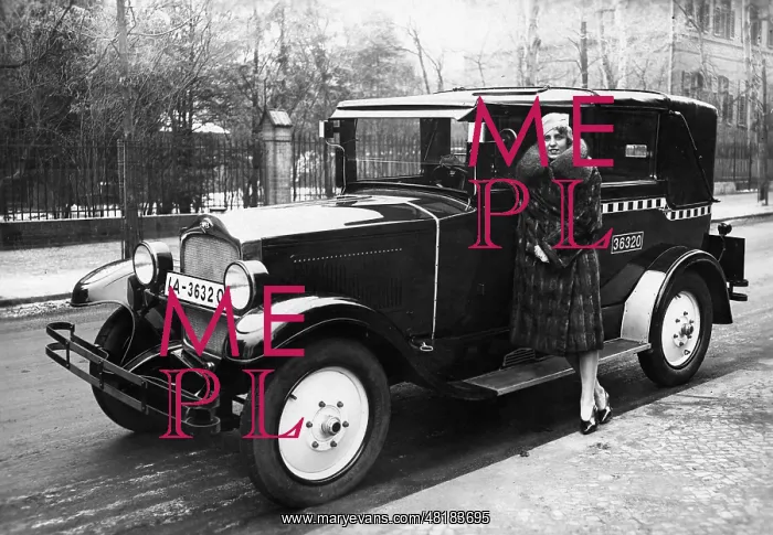 : A Berliner cab chauffeuse, 1929 : A Berliner cab chauffeuse, 1929