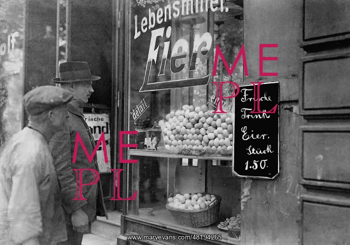 : Berliner people before an egg store, 1919 : Berliner people before an egg store, 1919