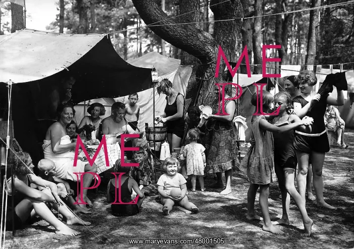 : Berliner relax at Mueggelsee, 1933 : Berliner relax at Mueggelsee, 1933