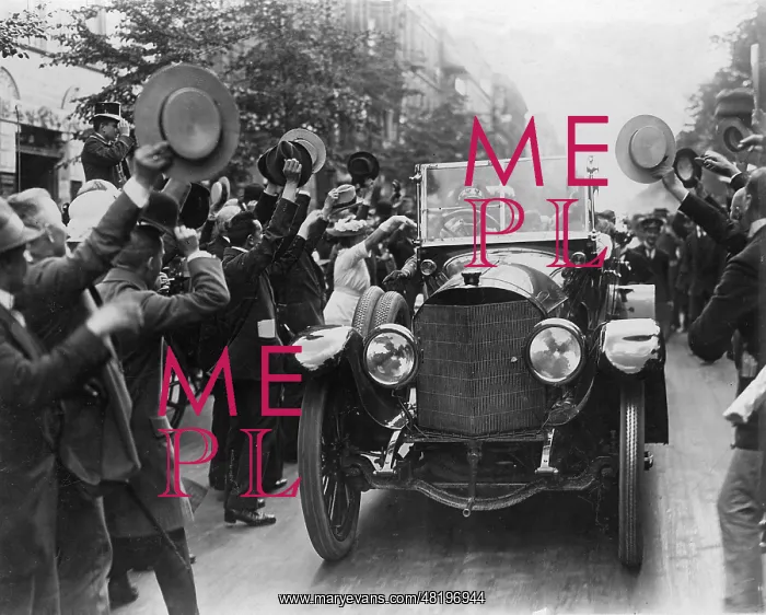 : Berliners cheer the Crown Prince at the outbreak of war, 191 : Berliners cheer the Crown Prince at the outbreak of war, 191