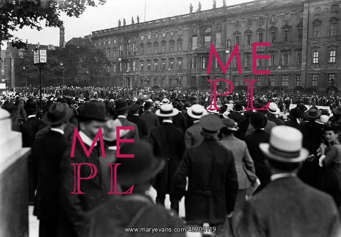 : Berliners in front of the City Palace, 1914 : Berliners in front of the City Palace, 1914