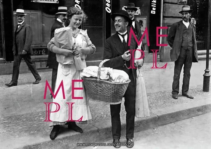 : Berliners with a food basket, 1914 : Berliners with a food basket, 1914