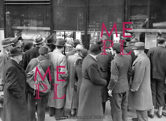 : Berliners look at pictures in the shop window : Berliners look at pictures in the shop window