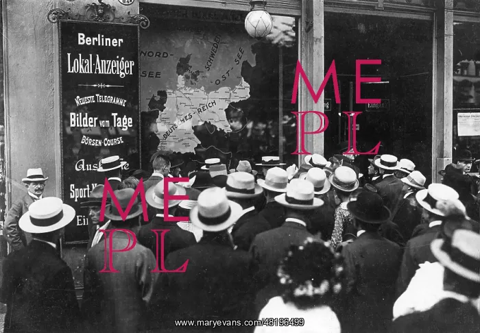 : Berliners during the outbreak of war in front of the office : Berliners during the outbreak of war in front of the office