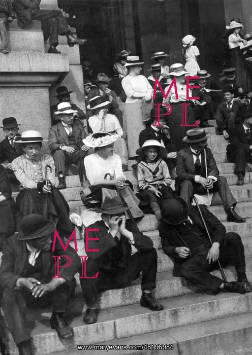 : Berliners wait for news on the mobilization, 1914 : Berliners wait for news on the mobilization, 1914