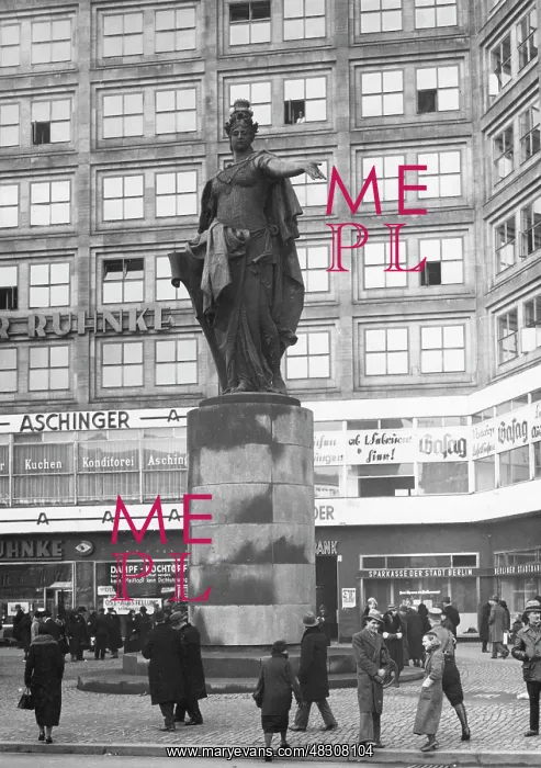 : Berlinola statue on Alexanderplatz, 1934 : Berlinola statue on Alexanderplatz, 1934