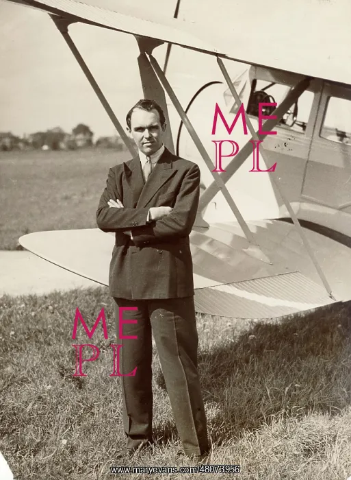 : Bert Hinkler alongside an Avro 641 Commodore : Bert Hinkler alongside an Avro 641 Commodore