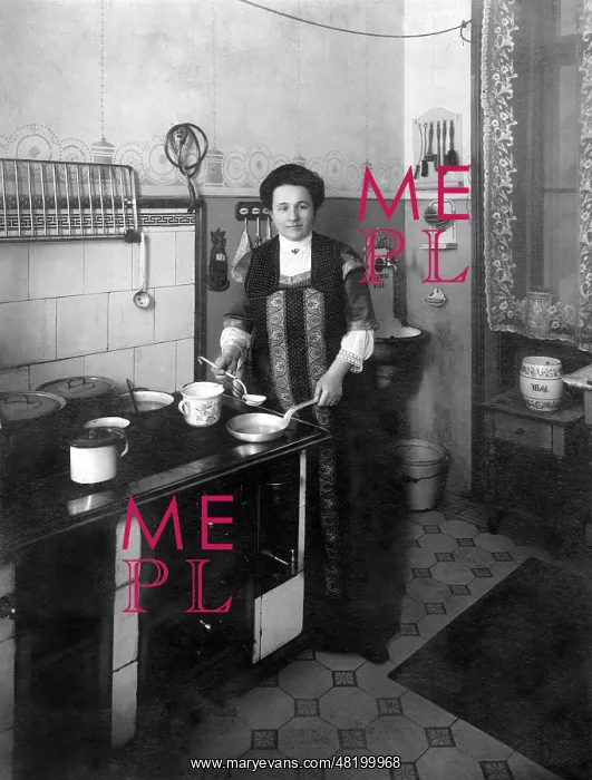 : Berta Foerster-Lauterer at the stove, around 1913 : Berta Foerster-Lauterer at the stove, around 1913