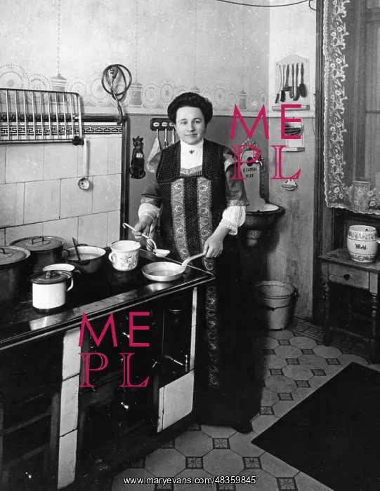 : Berta Foerster-Lauterer at the stove, around 1913 : Berta Foerster-Lauterer at the stove, around 1913